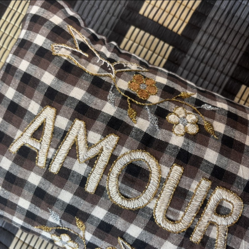 Coussin brodé AMOUR
