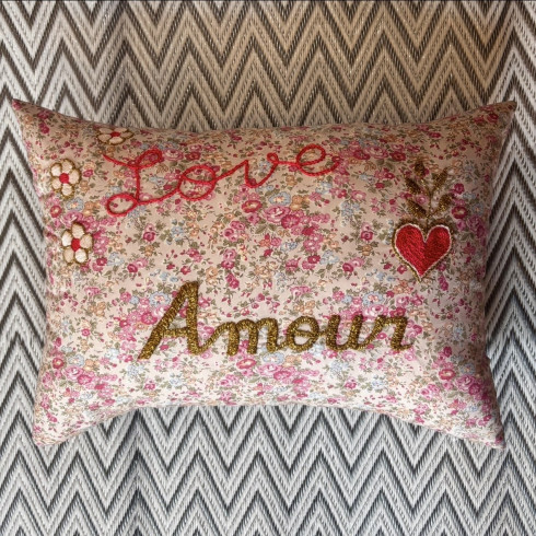Coussin brodé Love Amour