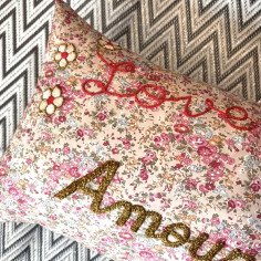 Embroidered wax cushion AMOUR 2