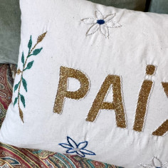 Coussin brodé PAIX 2
