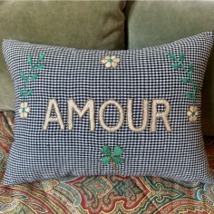 Coussin brodé AMOUR