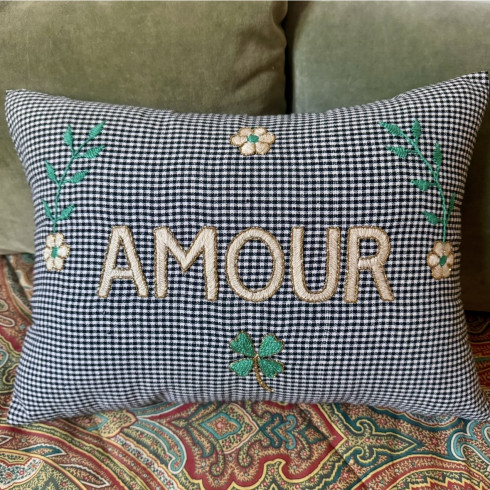 Coussin brodé AMOUR