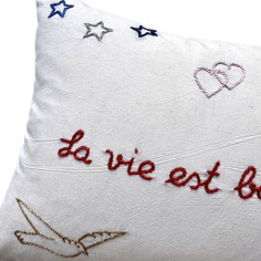 Coussin brodé La vie est belle 2