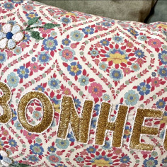 Coussin brodé BONHEUR 2