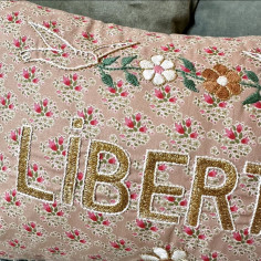 Coussin brodé LIBERTÉ 2