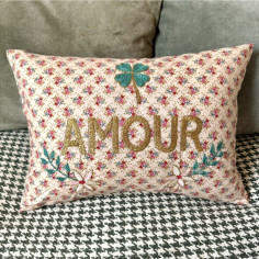Coussin brodé AMOUR