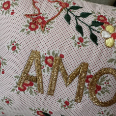 Coussin brodé AMOUR 2