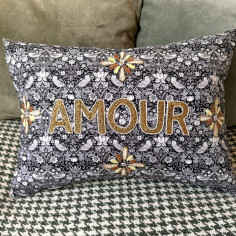 Coussin brodé AMOUR