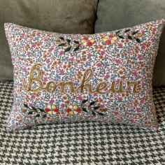 Coussin brodé Bonheur