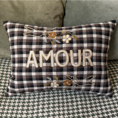 Coussin brodé AMOUR
