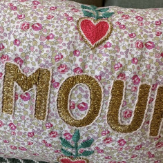 Mini coussin brodé AMOUR 2