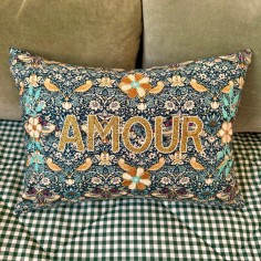 Coussin brodé AMOUR
