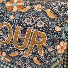 Coussin brodé AMOUR 2