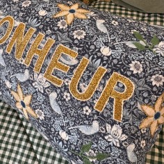 Coussin brodé BONHEUR