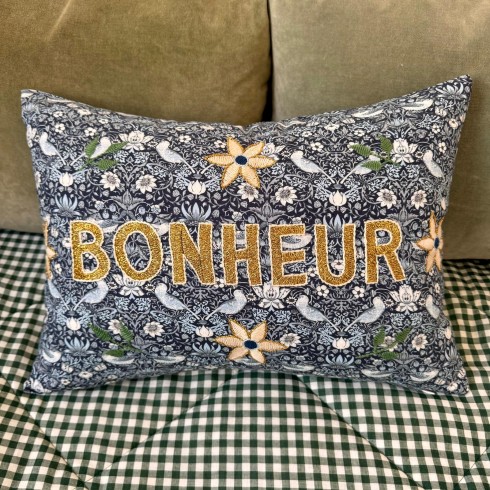 Coussin brodé BONHEUR
