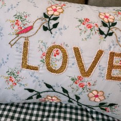 Coussin brodé LOVE 2