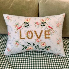 Coussin brodé LOVE