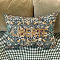 Coussin brodé LIBERTÉ