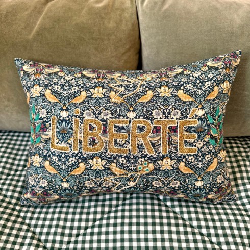 Coussin brodé LIBERTÉ