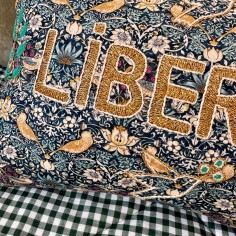 Coussin brodé LIBERTÉ 2