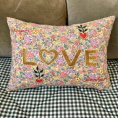 Coussin brodé LOVE