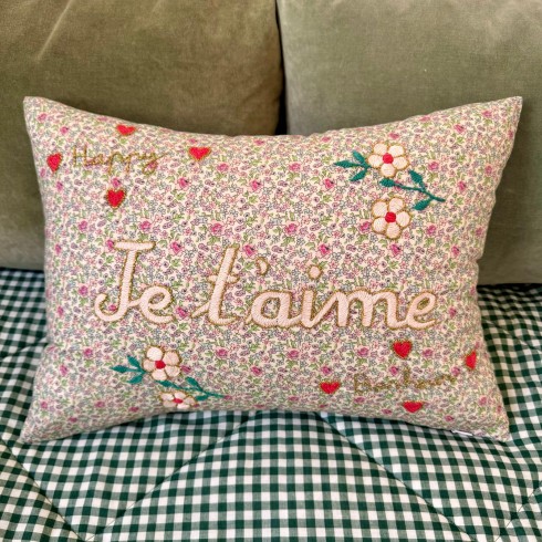 Embroidered cushion Je t'aime