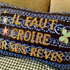 Coussin brodé IL FAUT... 2