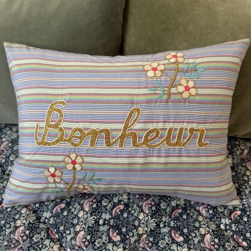 Embroidered cushion Bonheur