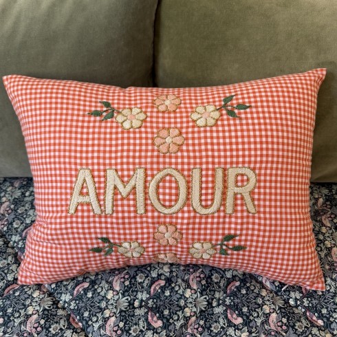 Coussin brodé AMOUR