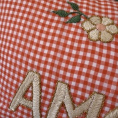 Coussin brodé AMOUR 2