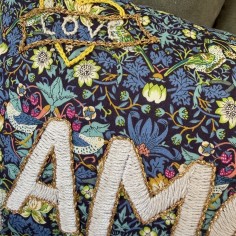 Mini coussin brodé AMOUR 2