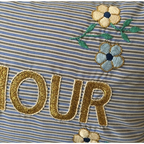 Coussin brodé AMOUR