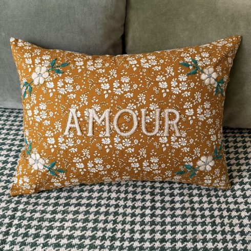 Coussin brodé AMOUR