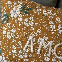 Coussin brodé AMOUR 2
