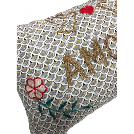 Coussin vintage brodé AMOUR