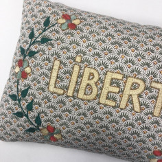 Coussin brodé LIBERTE 2