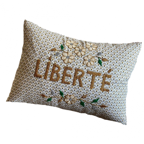 Coussin brodé LIBERTE