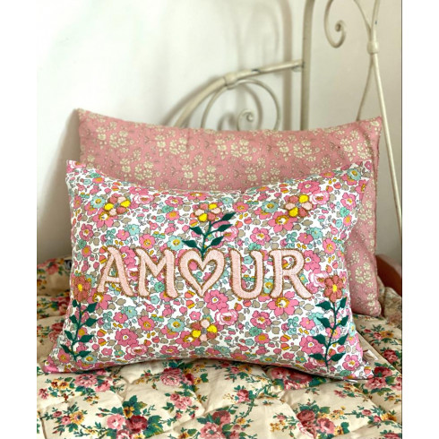 Coussin brodé AMOUR